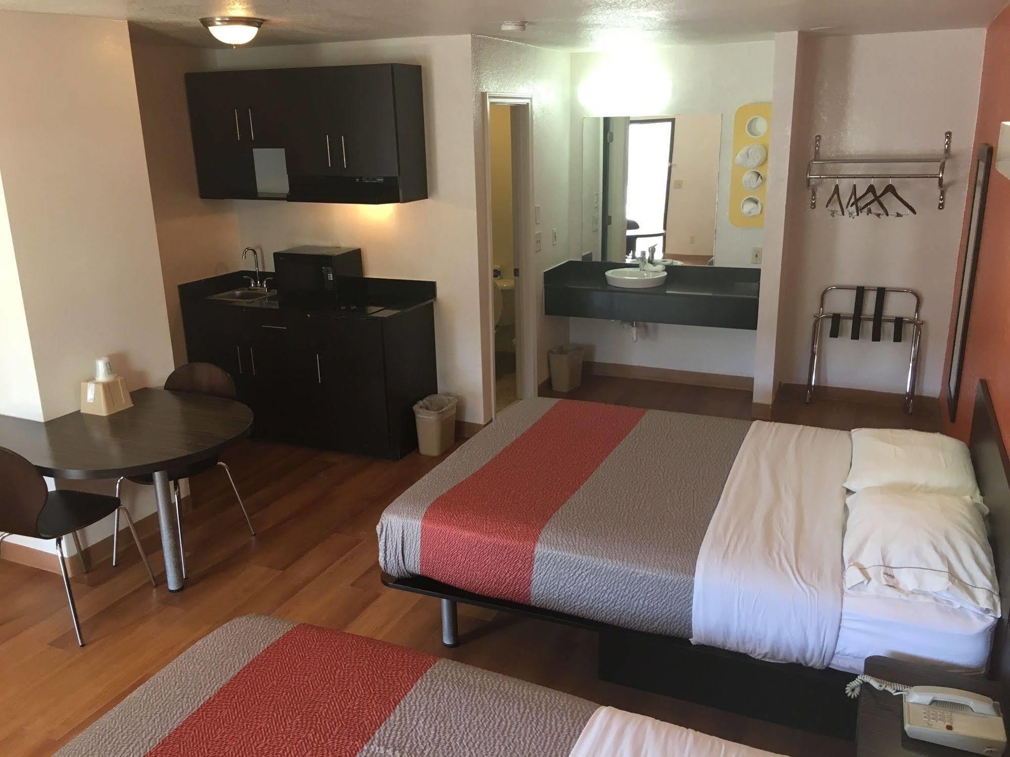Days By Wyndham Oklahoma Nw Expressway Hotel Warr Acres