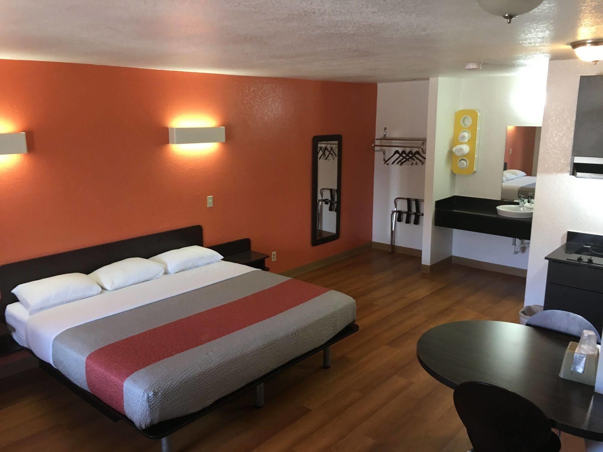 Days By Wyndham Oklahoma Nw Expressway 2*